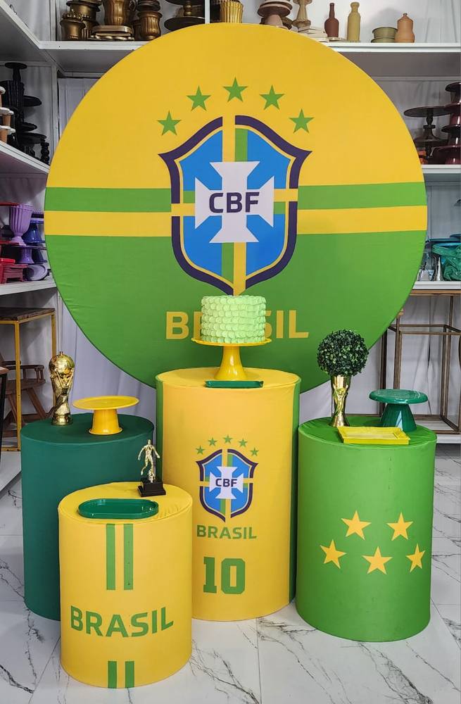 Kit G tema Brasil — painel redondo, 4 cilindros, bolo fake e bandejas