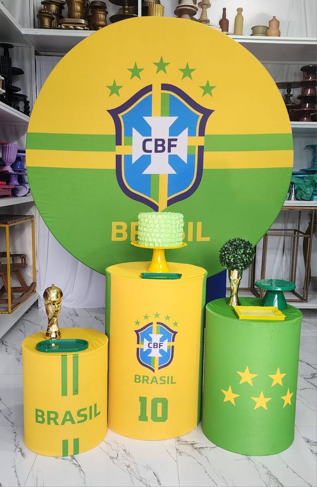 Kit M tema Brasil — painel redondo, 3 cilindros, bolo fake e bandejas